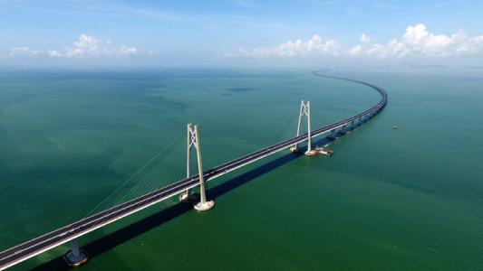 24日港珠澳大桥正式通车运营 全长55公里连接珠海、香港与澳门