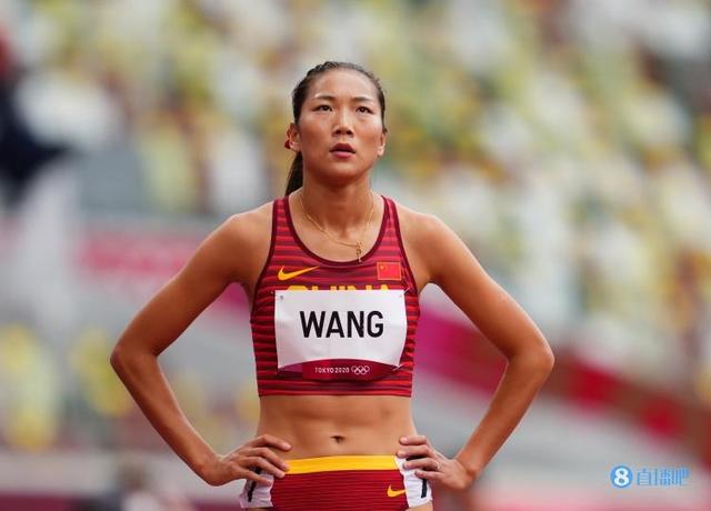 女子800米半决赛 王春雨1分59秒14小组第二直接晋级决赛