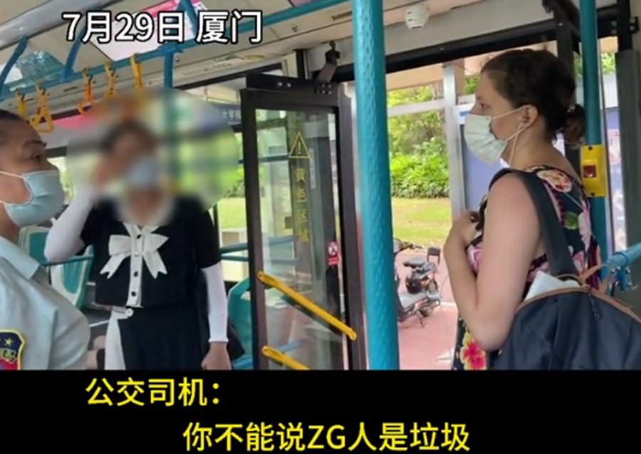 外国女子在公交车上不戴好口罩,女乘客好心劝阻反被其辱骂:垃圾