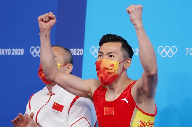 蹦床——男子决赛:中国选手董栋获得亚军(2)