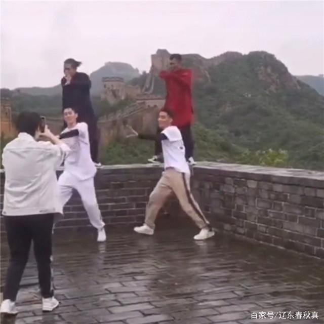 印小天在长城上跳舞引发争议,景区称他未经允许,印小天发声道歉