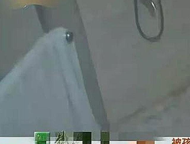 浙江杭州:女子家里的洗手间漏水,于是就在网上找了一位补漏专家