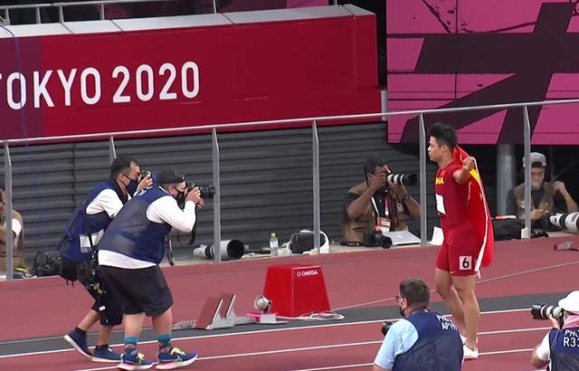 9秒98!苏炳添身披国旗!奥运百米决赛,中国田径新历史:第6名!