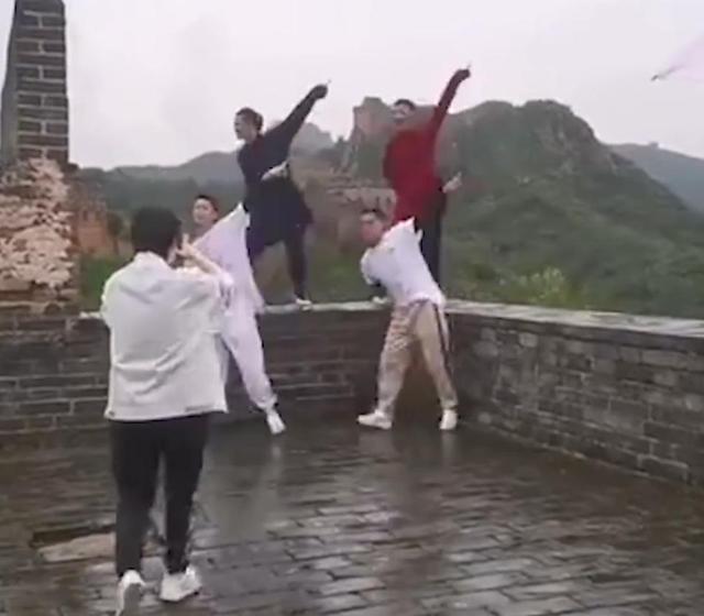 男艺人在长城上跳舞,还踩上墙砖!景区回应:事先未进行任何沟通