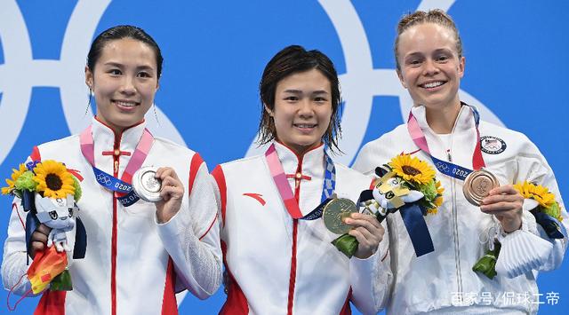 世纪合影!2个四冠王+1个五冠王,3个冠军比心合影,合计13枚金牌