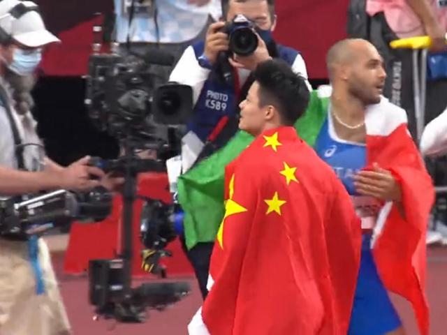 飞人大战第六,苏炳添和拿冠军一样披国旗庆祝,冠军主动拥抱他