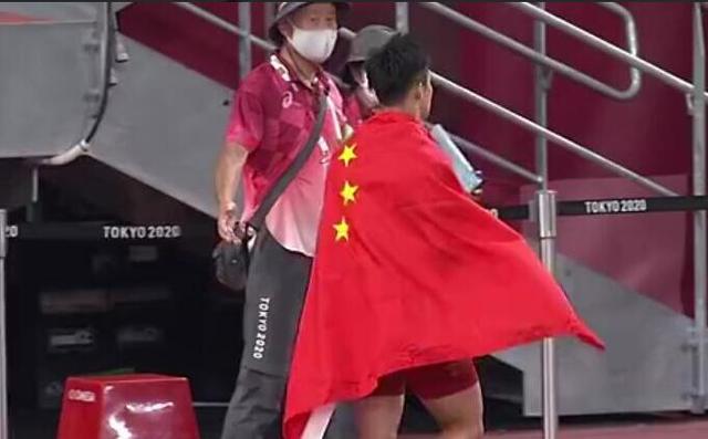 苏炳添第六瞬间登热搜第1!赞其亚洲之光无需自责:百米第1黄种人