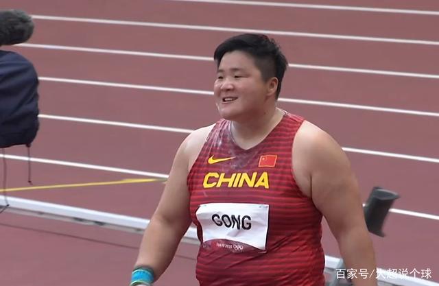 霸气第22金!巩立姣表情发狠双指指天,指着胸前国旗:中国,牛!