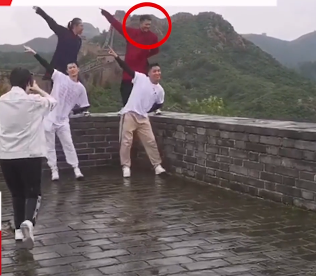在长城跳舞后道歉的印小天,曾经历“插刀教”走过“骗婚门”?