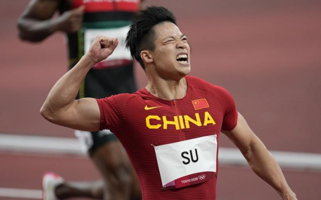 百米大战!英国选手红牌罚下,中国飞人第6,雅各布斯9秒80夺冠