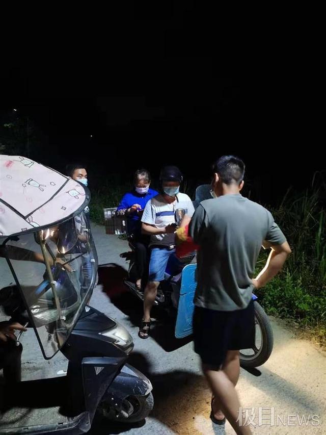 张家界疫情防控加码:所有道路实行交通管制,居民原则上不准外出