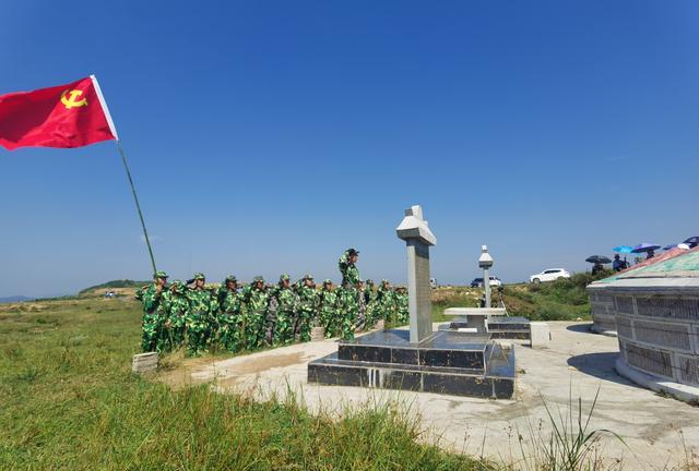 ...两委组织退伍军人和民兵队员赴冷屏山烈士墓开展庆祝建军94周年...