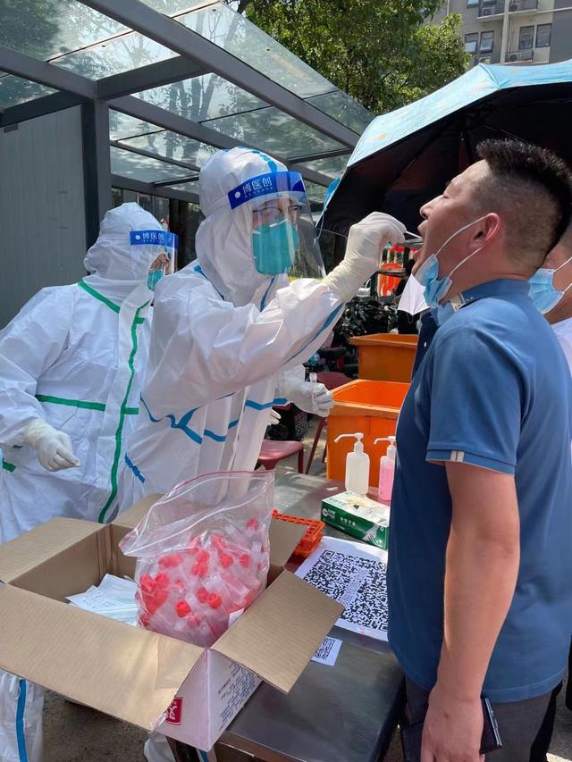 探访郑州疫情防控:正全员核酸检测,有医护人员工作超30个小时