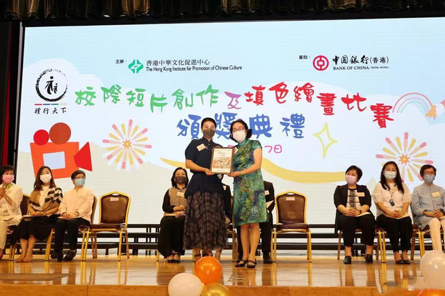 郭晶晶奥运追星成功!穿评委工作服忙合影摆爱心,跳水女王变迷妹