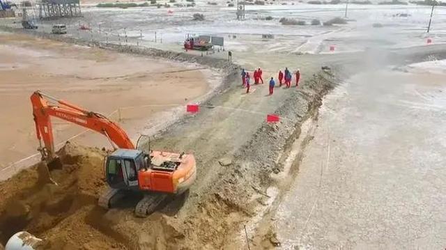 新疆塔克拉玛干沙漠洪灾:我国北方降雨增多,沙漠变绿洲不好吗?