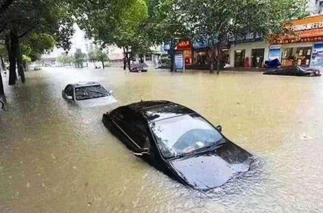 郑州暴雨某奔驰车堵出口致其他车辆被淹,车主表示无需负责!