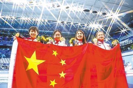 女子4×200米自由泳接力 冠军!世界纪录