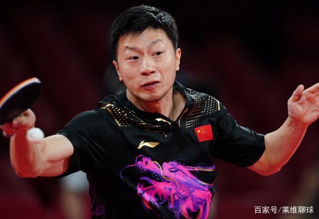 伟大传奇,历史第一人!马龙4-2完胜樊振东,全场起立鼓掌他比心