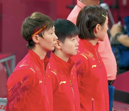 国乒有多强?对手上演追星一幕:教练球员争着合影留下大合照
