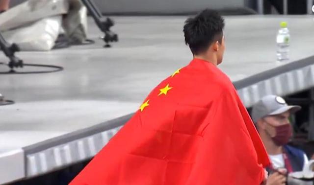 9秒83创纪录!苏炳添身披国旗哽咽:完成了梦想 苏炳添男子100米决赛...