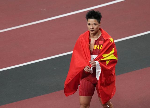 ...百米第六!身披国旗哽咽:完成了梦想 人民日报评苏炳添创造历史