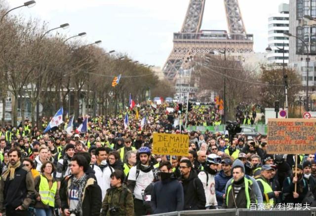法国乱套了,20万人反马克龙,上街要自由,6成民众拒绝接种疫苗