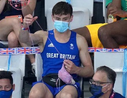 英国跳水名将戴利刚拿金牌,竟然在看台上织起了毛衣