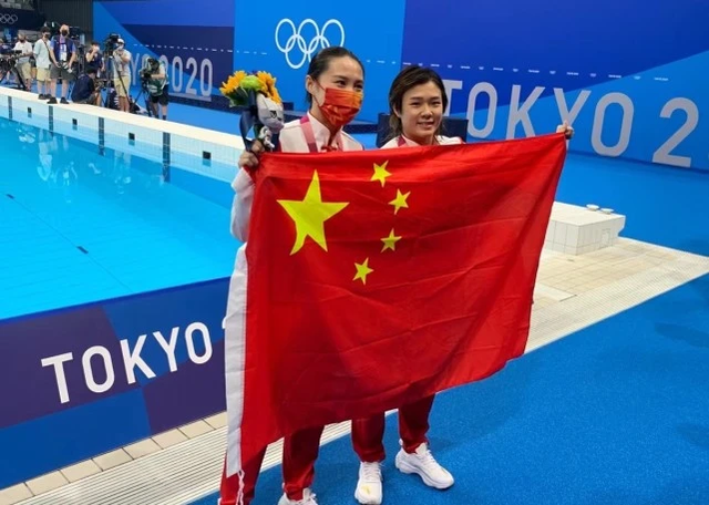郭晶晶重返领奖台身份大变!穿正装飒气抢双金得主风头,合影超甜