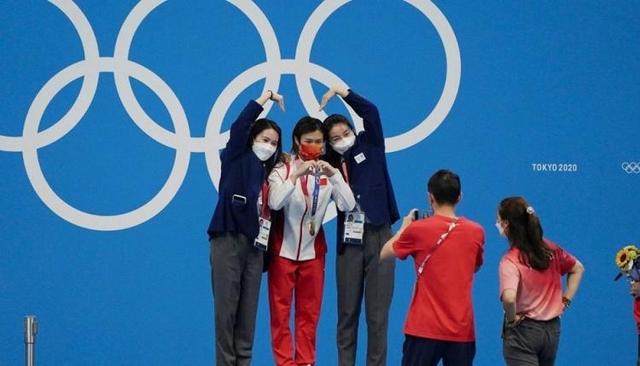 女子三米跳板施廷懋夺金,赛后三代女神同台合影!