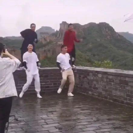 踩长城围墙跳舞,知名男星道歉!