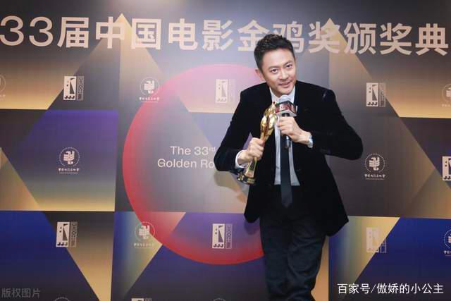 印小天穿红袍在长城上跳热舞,结果遭到批评赶紧发微博道歉