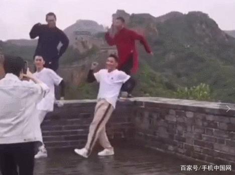 印小天站长城城墙上跳舞引发争议,网友:该罚他去长城捡垃圾