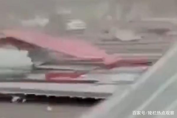 河北邯郸突发极端大风天气,家中铁皮屋顶被吹飞,网友直呼太惊险