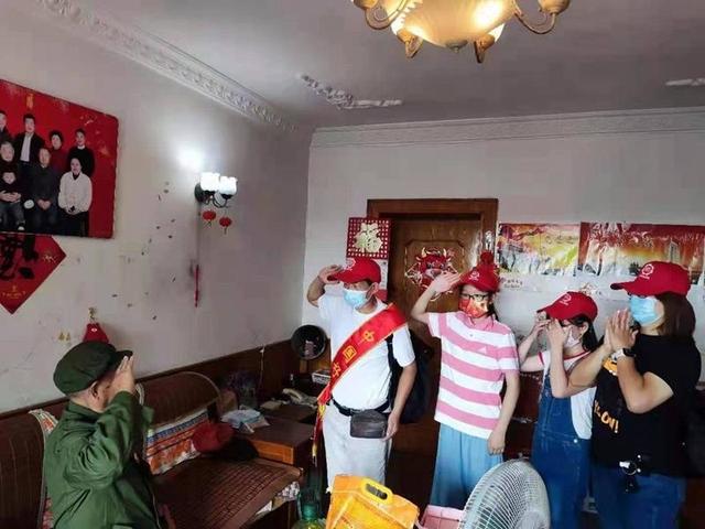 “中国好人”八一建军节看望老兵