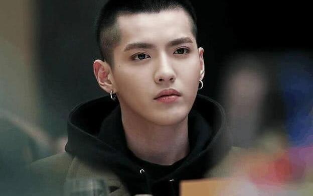 王者荣耀:吴亦凡出事后,李白主题曲下架,重做能给李荣浩?