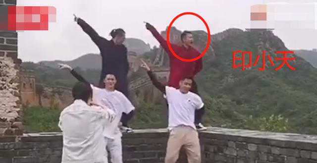 印小天长城墙上跳舞被曝,冒雨起舞表情夸张,遭网友怒批破坏古迹