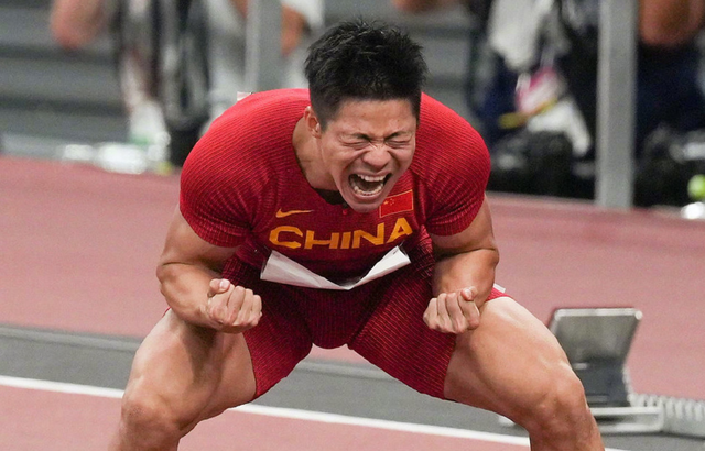 苏炳添赛后首发文:决赛的9.98是真实水平,意外暴露娇妻的颜值