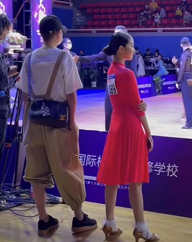 组图:文章陪女儿参加舞蹈比赛 爱马四肢纤细身材高挑
