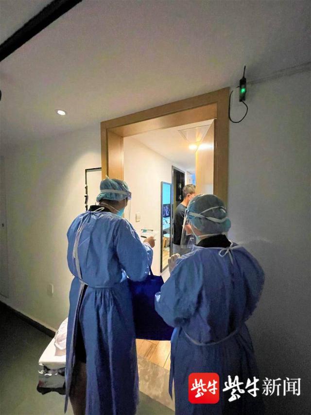 南京战疫|为居家隔离人员安装门磁,爱心企业志愿者来助力