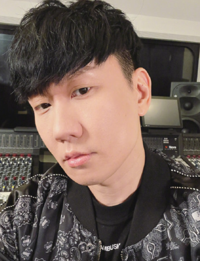林俊杰辟谣后再陷吸毒传闻?还被一男星实名举报,潘玮柏也躺枪