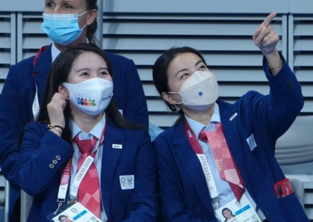 郭晶晶重返领奖台,穿西装合影新晋跳水女王,换了身份秒变小迷妹