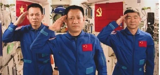 3名航天员在太空过八一