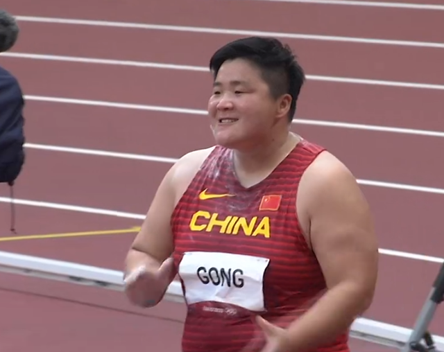 巩立姣太强了!仅她1人超20米,她在和自己较劲,身披国旗庆祝