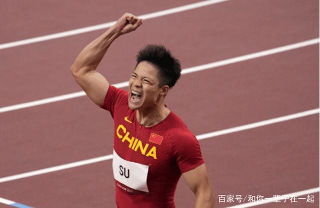 苏炳添身披国旗,赛后哽咽:经过这么多年的努力,完成了我的梦想