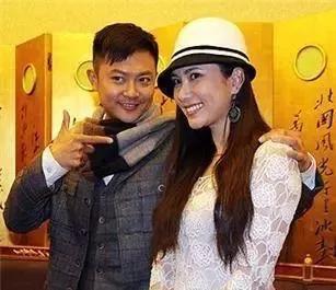 “插刀教”9年后,印小天站文物拍视频被批哗众取宠:太急于翻红