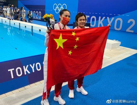 郭晶晶挤上领奖台求合照 三代跳水冠军大同框上演奥运会名场面
