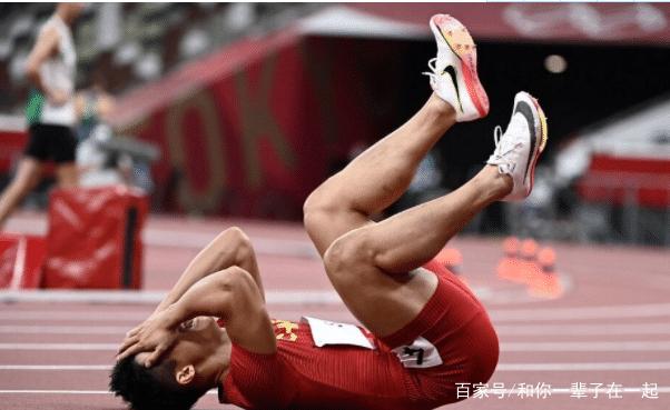苏炳添脱下外套,裹上国旗庆祝,奥运会官方致辞:你是一个传奇!