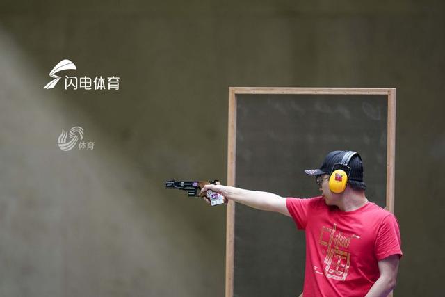 李越宏射落奥运铜牌 济南小伙儿父母、教练做客《奥运英雄汇》