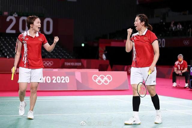 中国羽球女双“凡尘组合”不敌印尼组合,摘得银牌