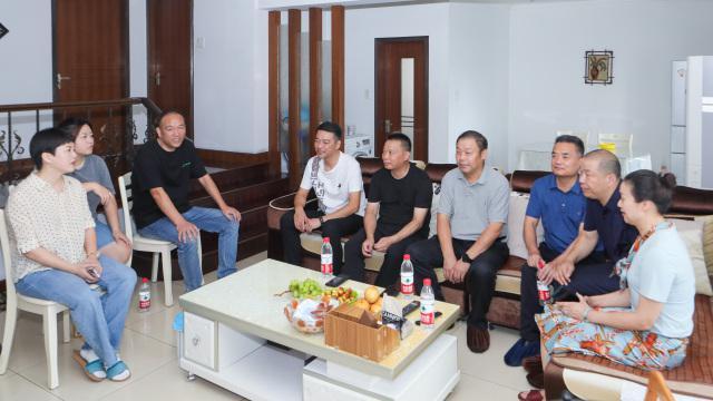 陈雨菲夺冠,轰动家乡县城,快递大腕赖梅松上门表示祝贺